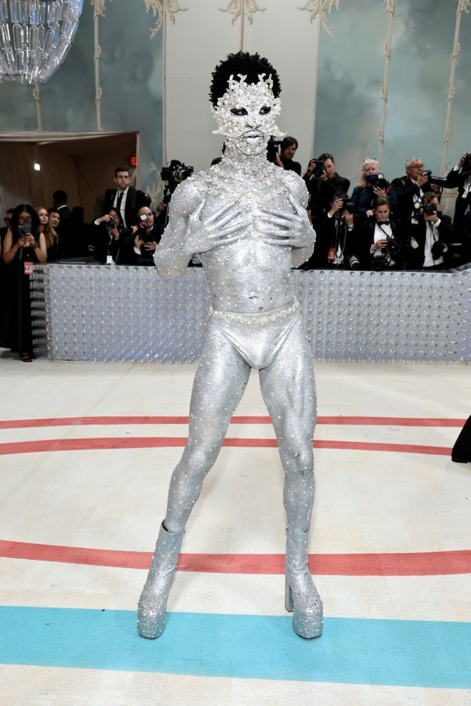 Lil Nas X in glitzerndem Bodymakeup als Choupette