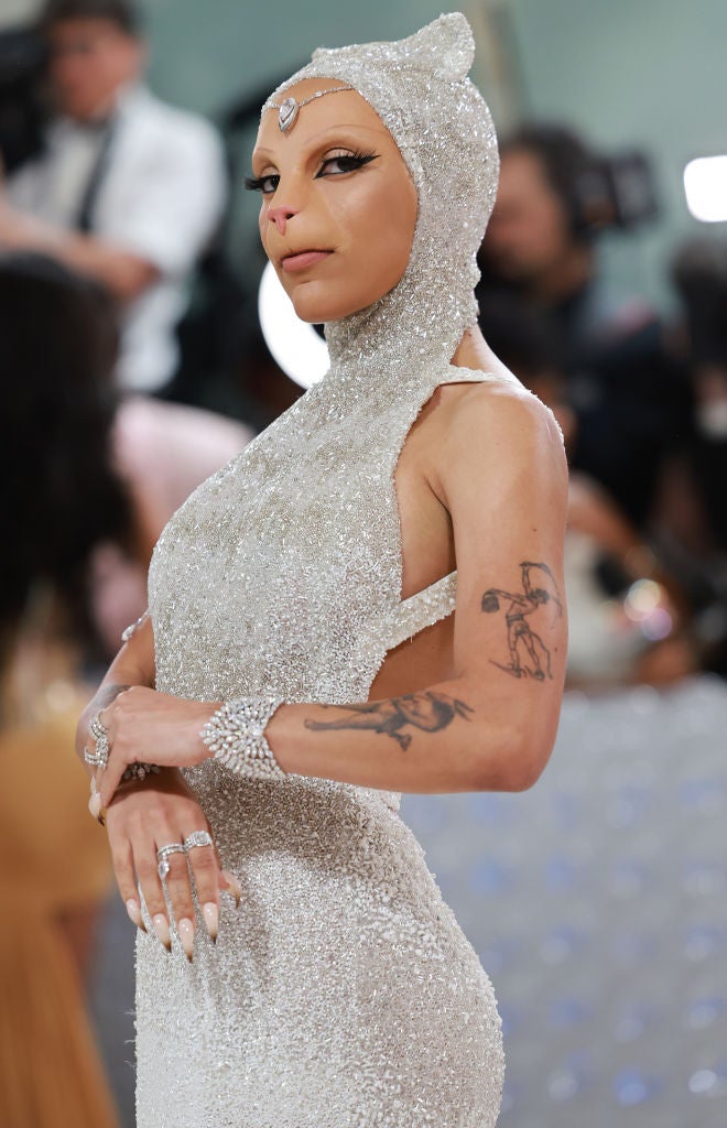 Doja Cat in Oscar de la Renta als Choupette