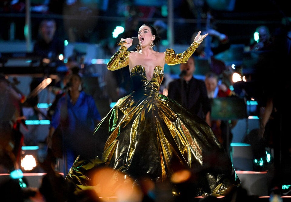 Katy Perry performte in einer goldenen Robe von Vivienne Westwood.