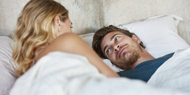 Was Paare abends im Bett niemals tun sollten