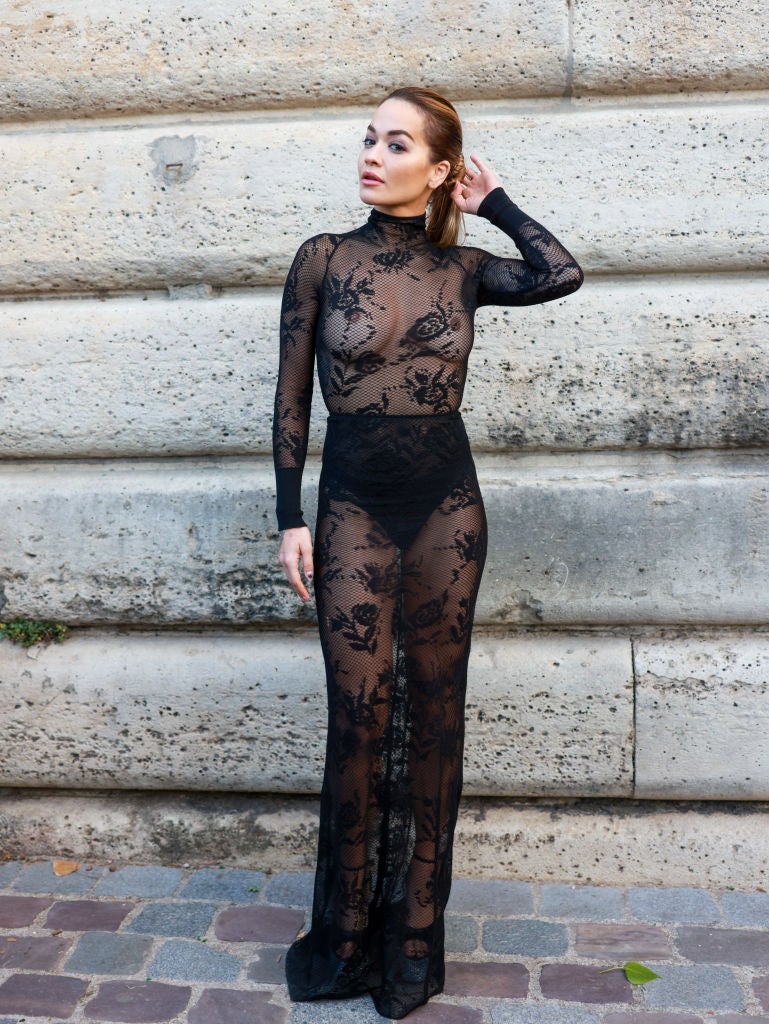 In einem Spitzen-Traum von Alaïa verzichtete Rita Ora auf ihren BH.