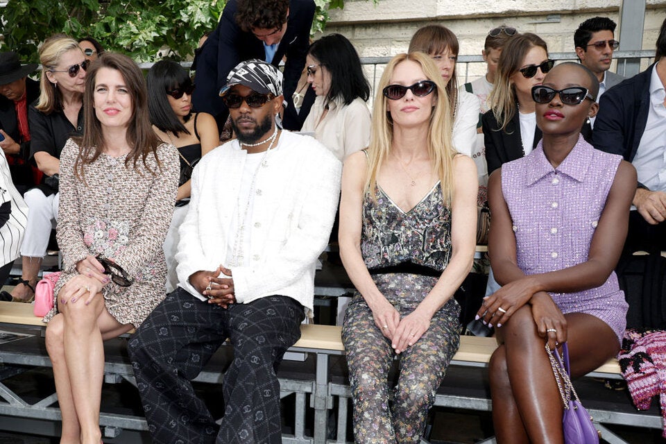 In der Front Row saßen Charlotte Casiraghi, Kendrick Lamar, Vanessa Paradis und Lupita Nyong'o.