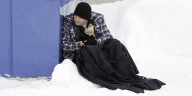 Obdachloser Mann im Schnee