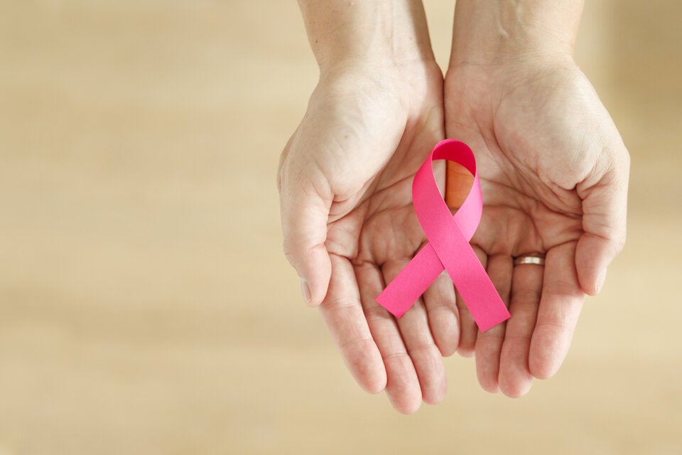Das Pink Ribbon steht seit über zwei Jahrzehnten für die Solidarität mit an Brustkrebs Erkrankten und macht zudem auf die Wichtigkeit der Krebsfrüherkennung aufmerksam.