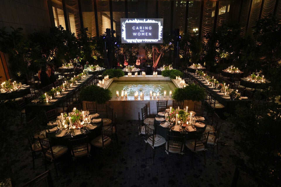 Kardashian, Kidman & Co. strahlen bei starbesetzten ''Caring for Women-Dinner''