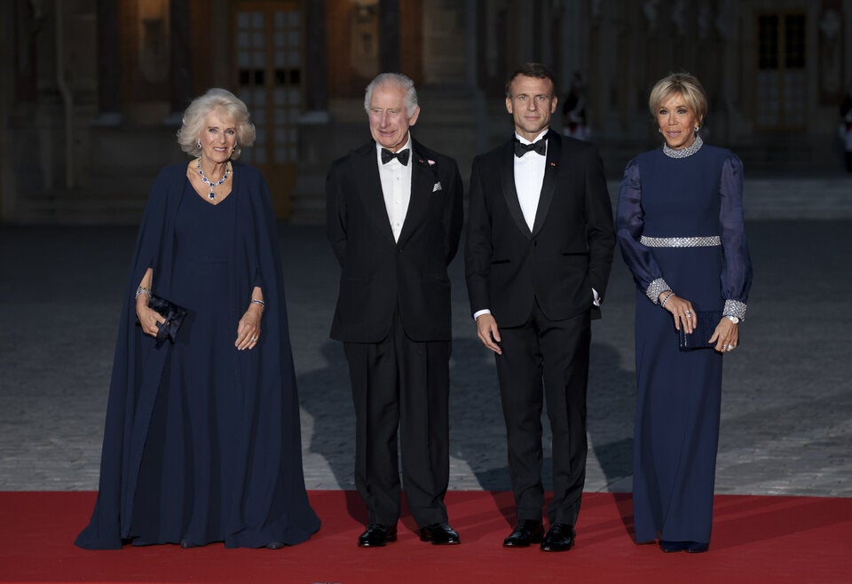 Oops! Brigitte Macron und Königin Camilla im Partnerlook