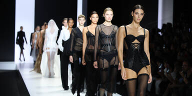 Modefinale in Mailand: Nackte Haut auf dem Laufsteg & Hollywood in der Front Row