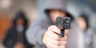 Jugendbande (13,14) beraubt Mann mit Pistole und Baseballschläger