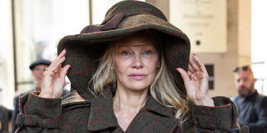 Pamela Anderson ''oben ohne'' bei Pariser Fashion Week