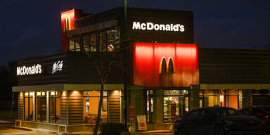McDonald's-Restaurant bei Nacht