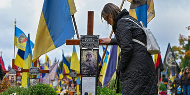 Frau am Grab eines ukrainischen Soldaten