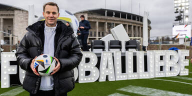 Manuel Neuer präsentiert Spielball für EURO 2024