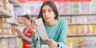 Teuerung: Frau blickt schockiert auf Supermarkt-Rechnung