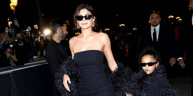 Kylie Jenner und Töchterchen Stormi kommen im Partnerlook zur Valentino Show
