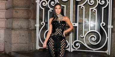 Kim Kardashian verdeckt im Naked-Dress nur das Nötigste