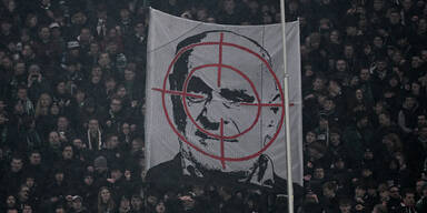 Schlösser und Banner: HSV gegen 96 wegen Protesten vor Abbruch