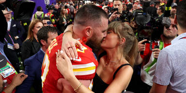 Kuss für den Sieger beim Super Bowl: Taylor Swift bejubelte ihren Freund Travis Kelce und die Welt sah zu.