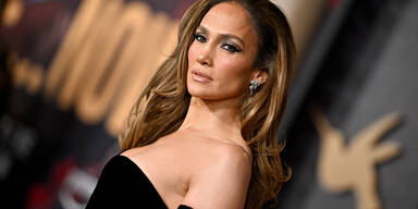 Im Sternzeichenkleid lässt Jennifer Lopez tief blicken