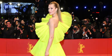Bei der Berlinale strahlt Supermodel Toni Garrn im Neon-Kleid