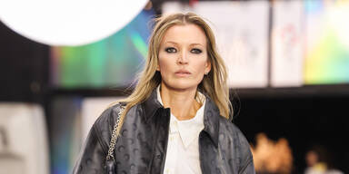 Kate Moss‘ Doppelgängerin schockiert Fans bei Paris Fashion Week