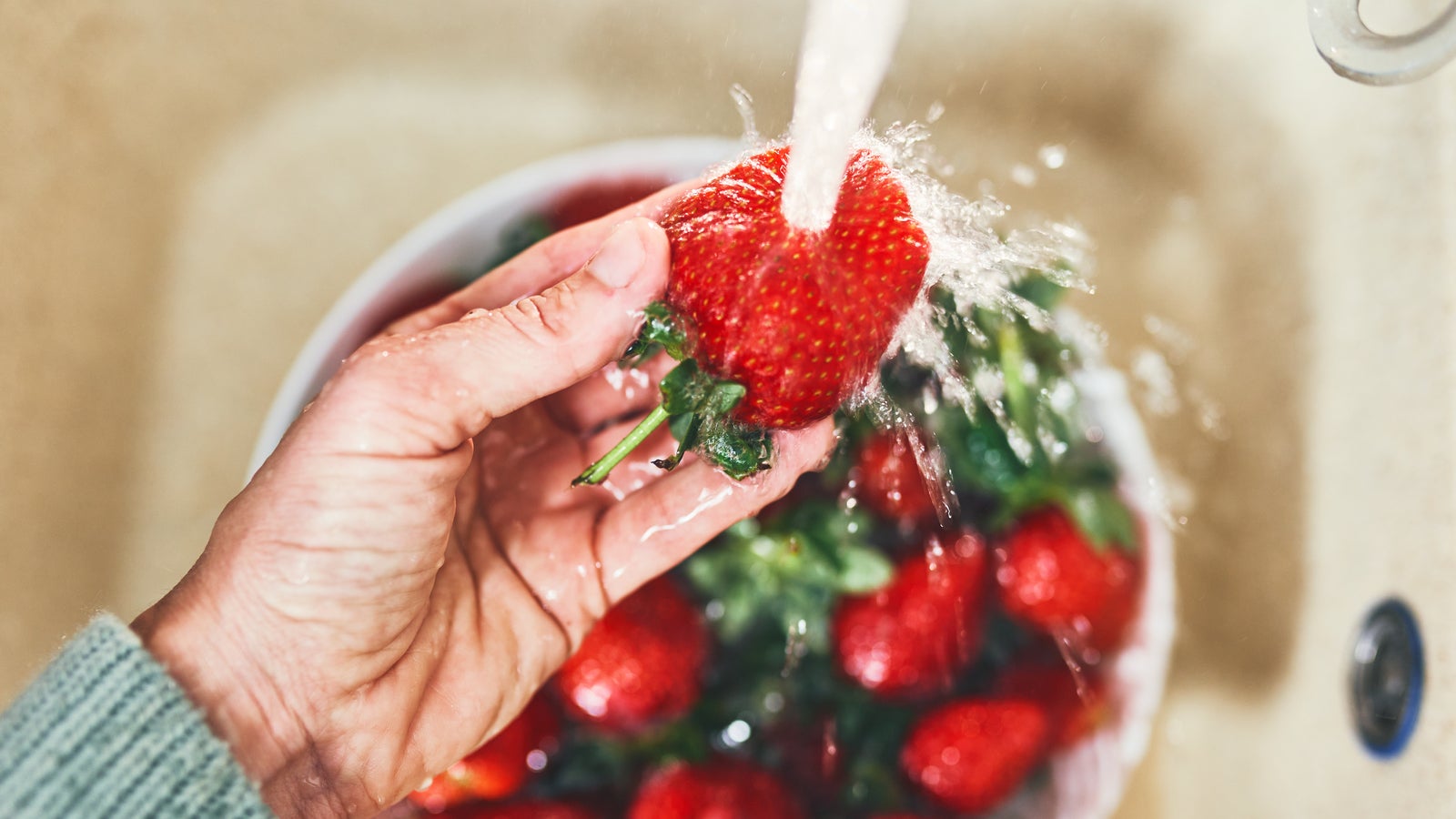 Darum sollten Sie Erdbeeren mit Backpulver waschen Cooking