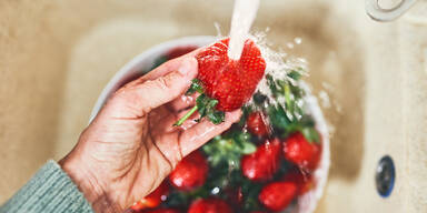 Darum sollten Sie Erdbeeren mit Backpulver waschen