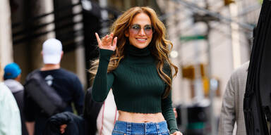 Jennifer Lopez setzt auf XXL-Baggy Pants: So stylen Sie den Trend nach