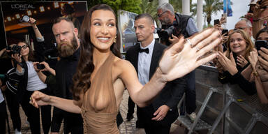 Cannes: Bella zeigt sich oben ohne auf dem Red Carpet