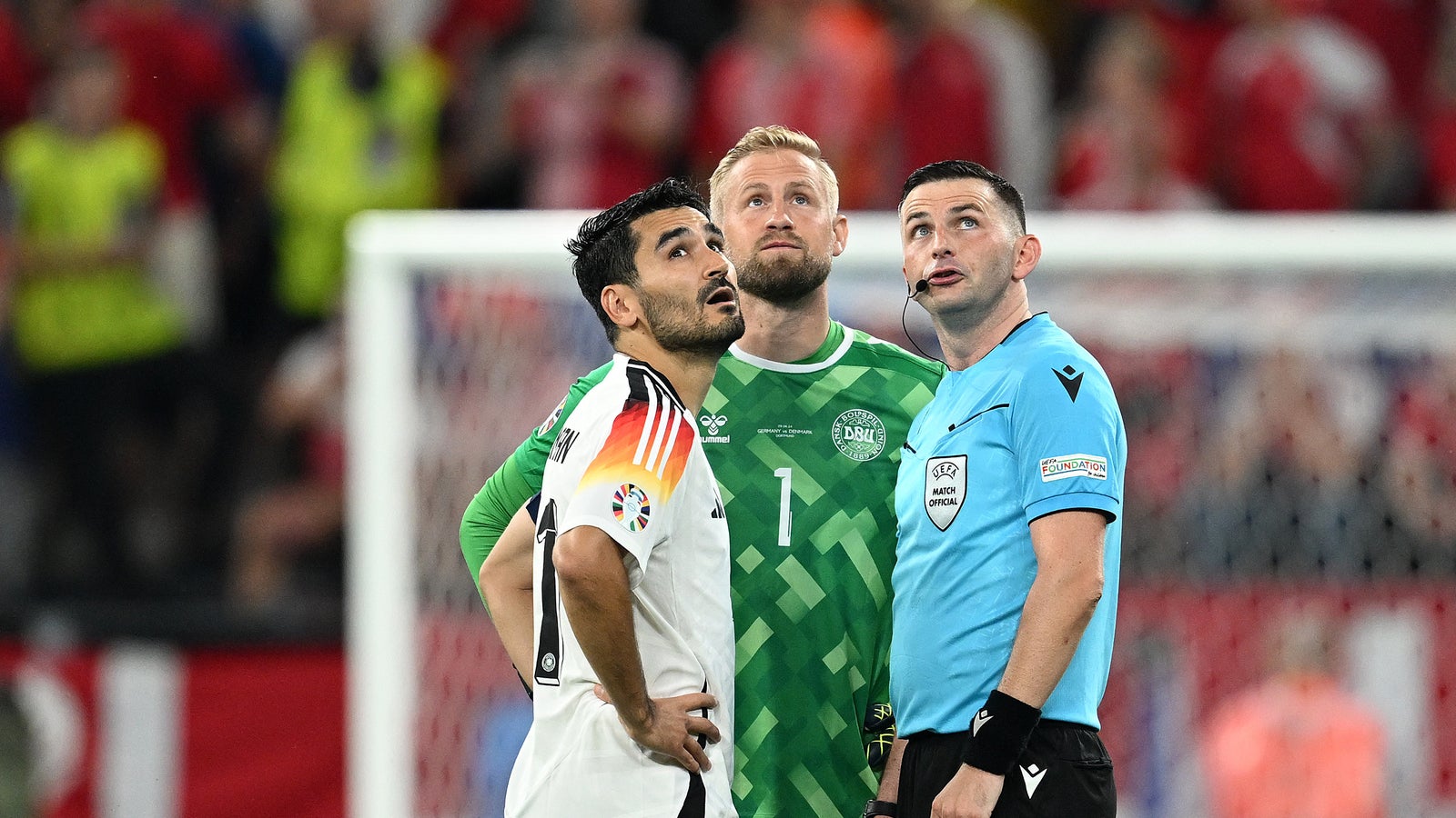 SEK-Einsatz: Mann kletterte auf Stadiondach - sport24.at