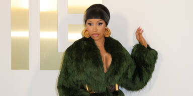 Kurz nach Geburt: Cardi B sorgt in Paris mit zwei Wow-Looks für Aufsehen