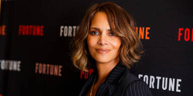 Halle Berry trägt ihr ikonisches Oscar-Kleid 22 Jahre später