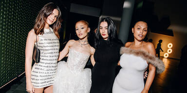 Glamour-Abend: Ariana Grande, Salma Hayek & Co. zeigen sich in Bestform