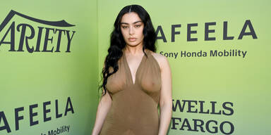 Nippel-Alarm: Charlie XCX posiert im sexy Naked-Dress