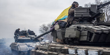Ukrainischer Soldat auf einem Panzer