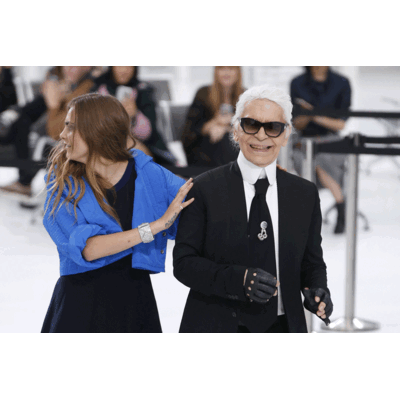 Karl LACHT bei Chanel Show