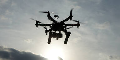 Bauer schießt Drohne mit Schrotflinte ab