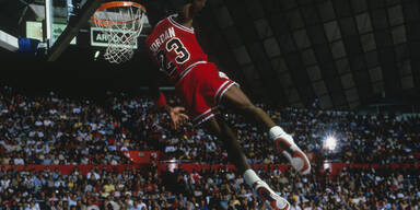 Für SO VIEL wurden Michael Jordans Basketballschuhe versteigert