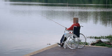 Beim Fischen mit Rollstuhl in Fluss gestürzt