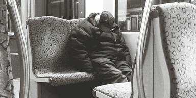 Gehbehinderter schläft in Zug ein - und erlebt böse Überraschung