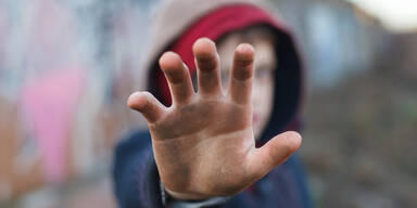 Flüchtlingskind mit ausgestreckter Hand
