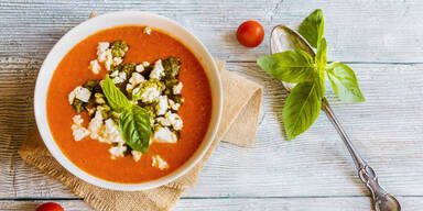 Paprika Gazpacho mit Feta