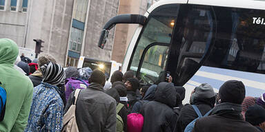 Frankreich bringt Flüchtlinge in Bussen nach Spanien zurück