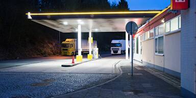 Tankstelle in der Nacht