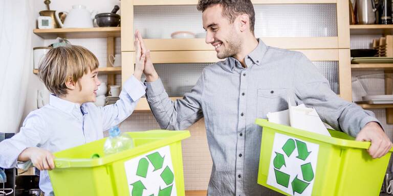 Vater und Sohn recyceln Müll