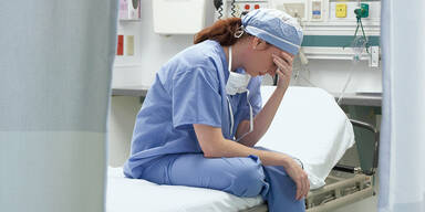 Ärztin Krankenschwester erschöpft traurig Burnout