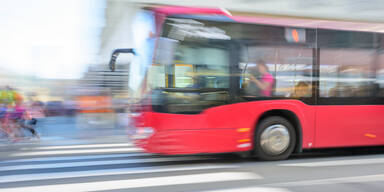 Offenbar alkoholisierter Mann geriet in Innsbruck unter Bus