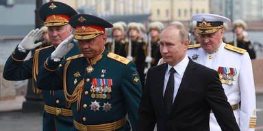 Putin Schoigu Offiziere Parade