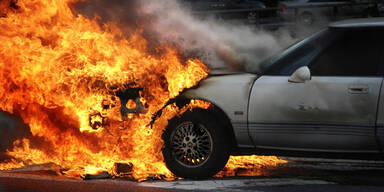 Lenker (19) setzt sich in sein brennendes Auto