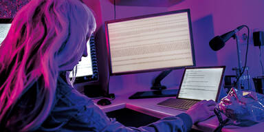 Hackerin Schülerin vor PC Darknet Cyber-Crime