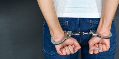 Verhaftung Handschellen Frau Festnahme